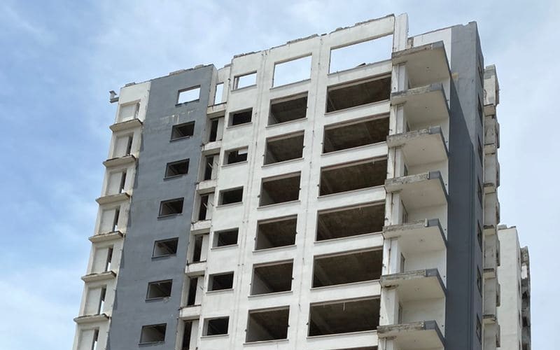 Démolition de l’immeuble MAHA et d’une partie du bâtiment A de la Cité universitaire 2 de Port-Bouët